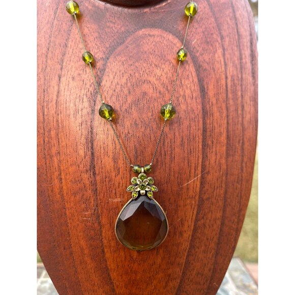 Vtg Green Tear Drop Pendant Necklace With Green Rhinestones Embellishment Beads - Picture 2 of 5